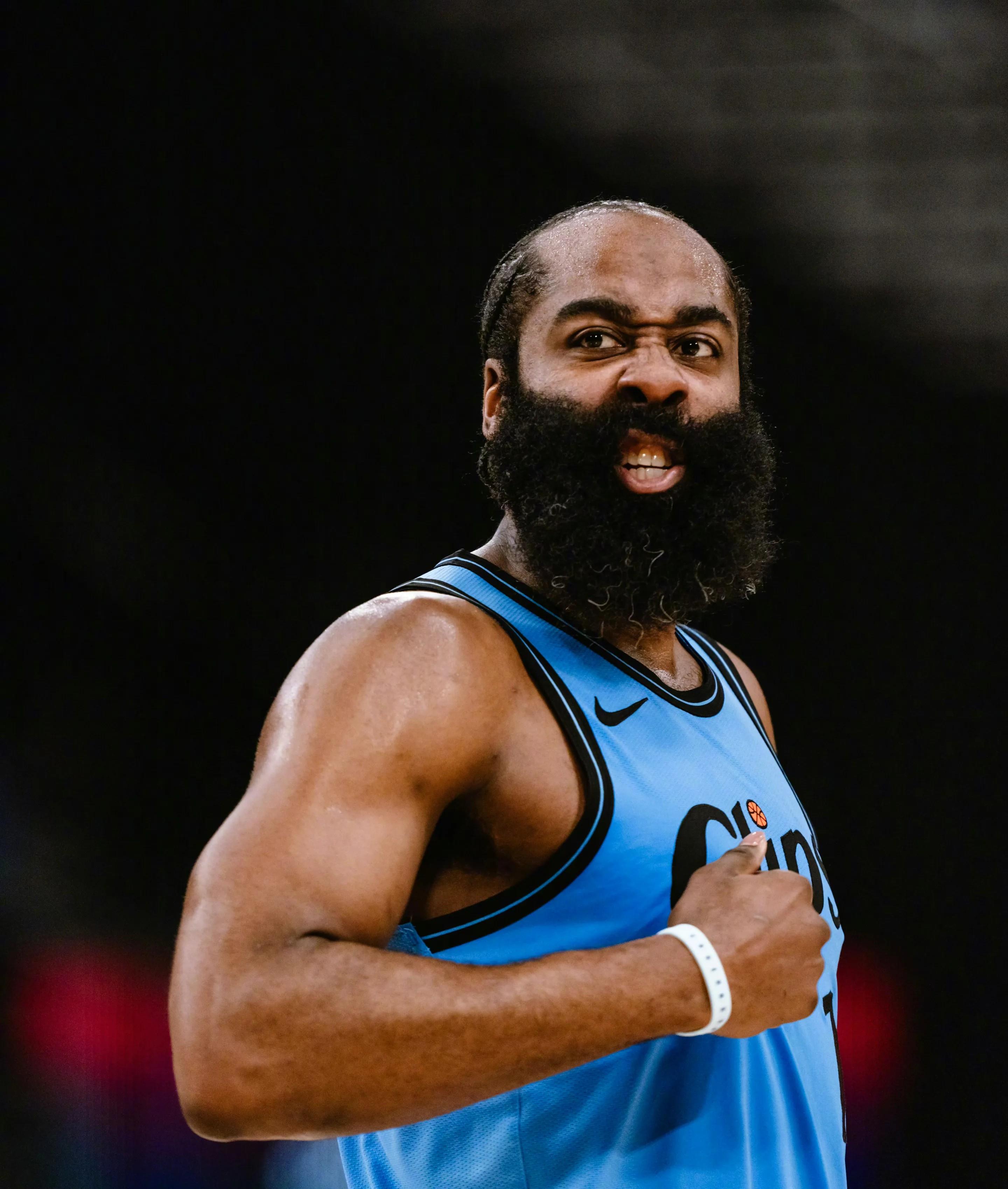  哈登回归赛场，出色防守首场状态亮眼，快船观众沸腾！