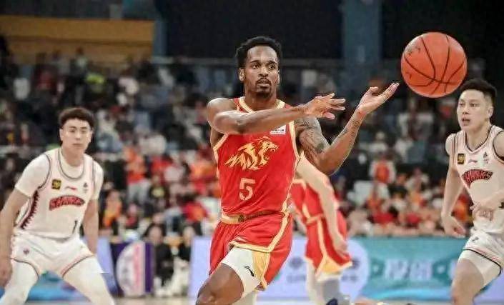 里程碑夜广厦男篮远射贴柱；欧篮联国际比赛日刷纪录；更衣室稳定；心理建设被强调的简单介绍